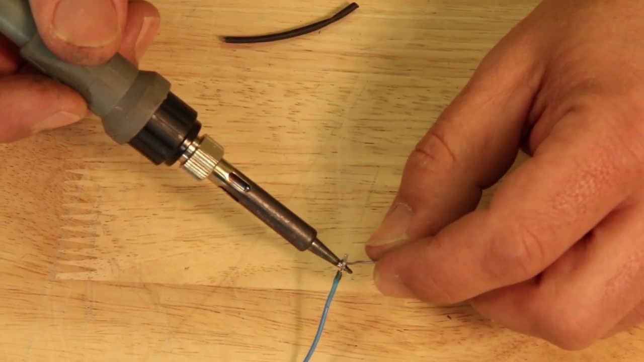 Comment réparer un fil électrique endommagé ? L'atelier SOS Accessoire — free download