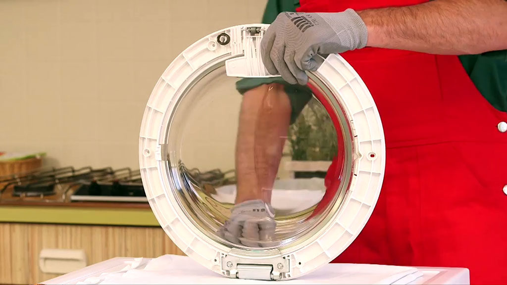 Installer la nouvelle poignée de hublot