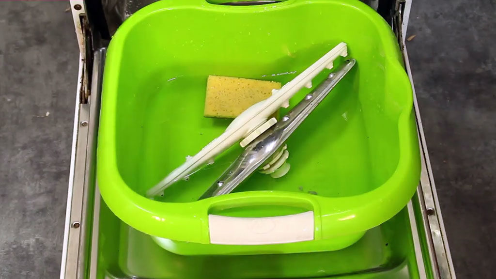 Démonter les bras de lavage du lave-vaisselle pour les nettoyer