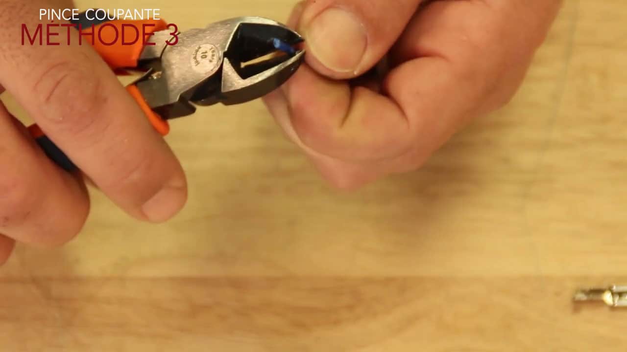 Dénuder le fil avec une pince coupante
