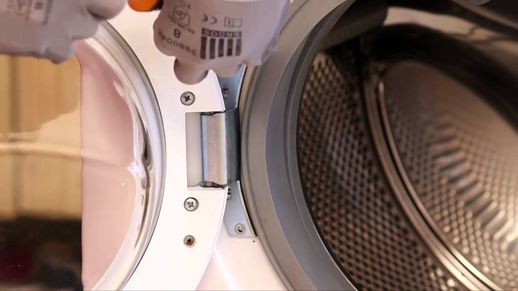 Remonter le hublot sur le lave-linge