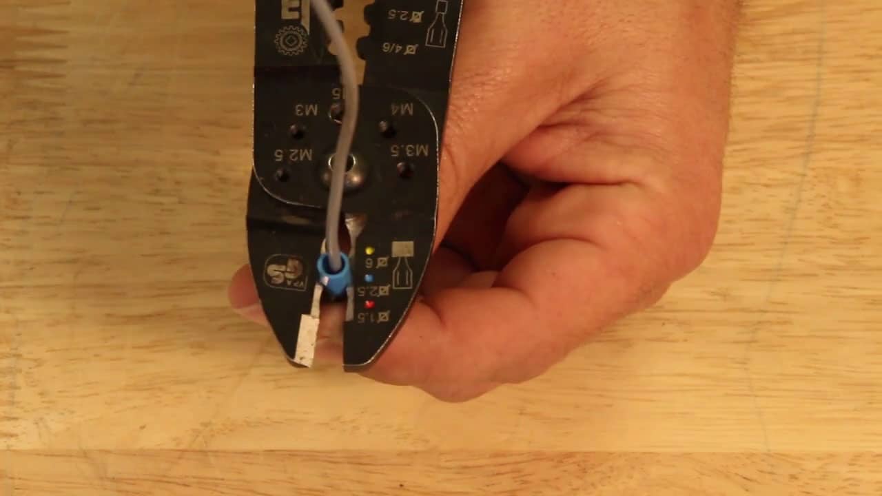 Serrer la cosse avec la pince à sertir