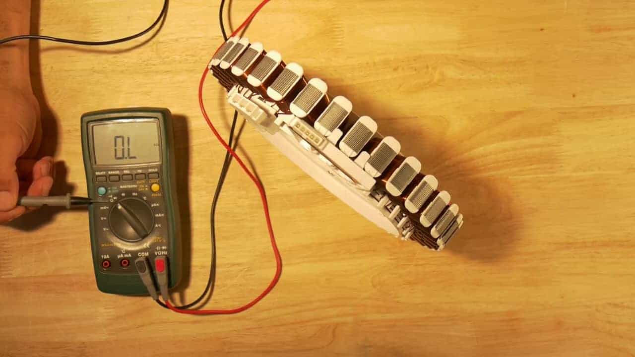 Mettre le multimètre en mode kilo-ohm