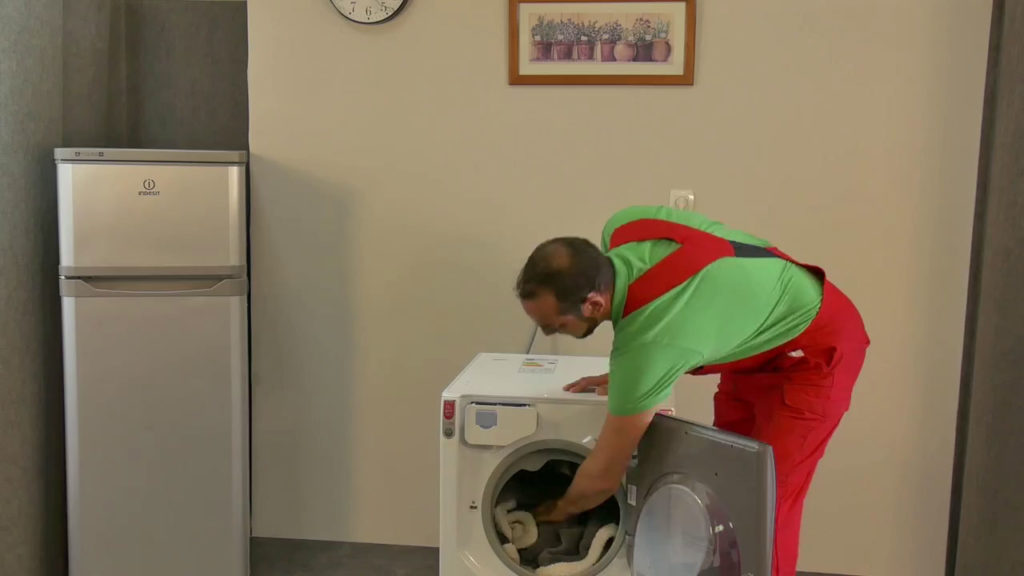 Tasser le linge dans le tambour
