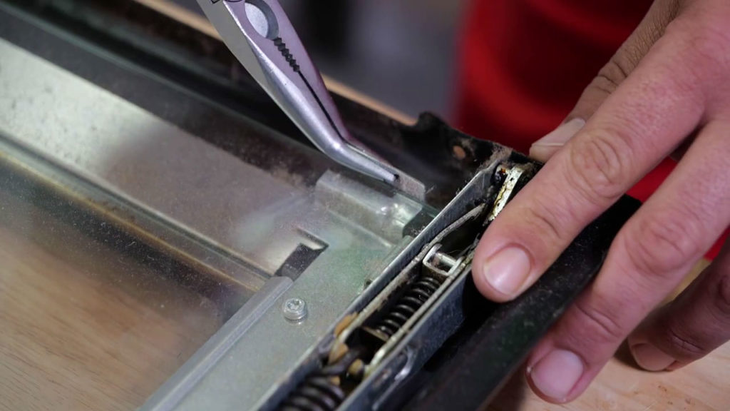 Désserez les pattes de fixation avec la pince plate