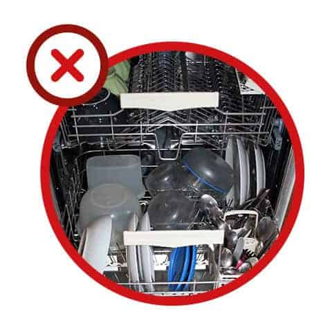 Erreur n° 2 - Remplir les paniers sans réfléchir et placer de la vaisselle en plastique dans le panier inférieur