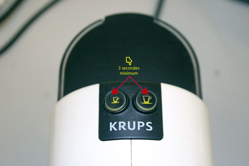 Débloquer la machine à café en appuyant simultanément sur les 2 boutons pendant quelques secondes