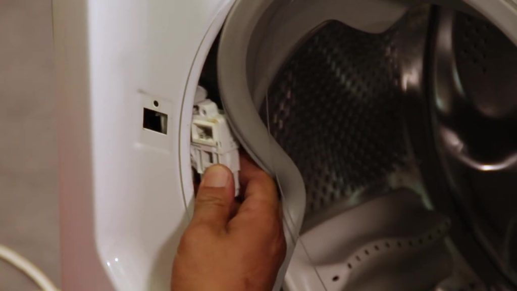 La Porte De Mon Lave Linge Ne Se Ferme Plus Comment changer le verrou de porte sur mon lave-linge Hotpoint Ariston