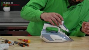 Reclipser la partie de commande sur le fer vapeur