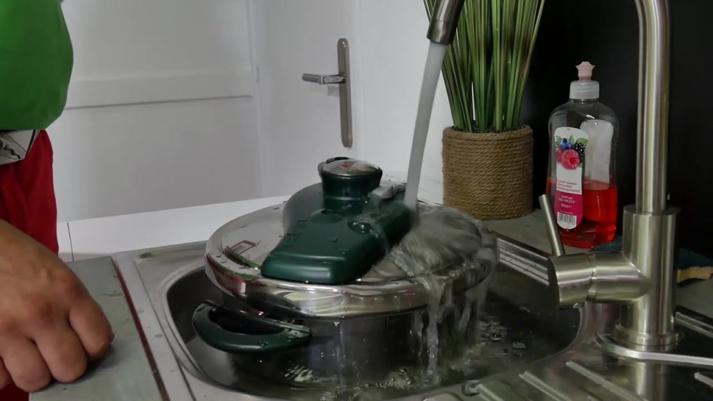 Passer la cocotte-minute sous un jet d'eau froide