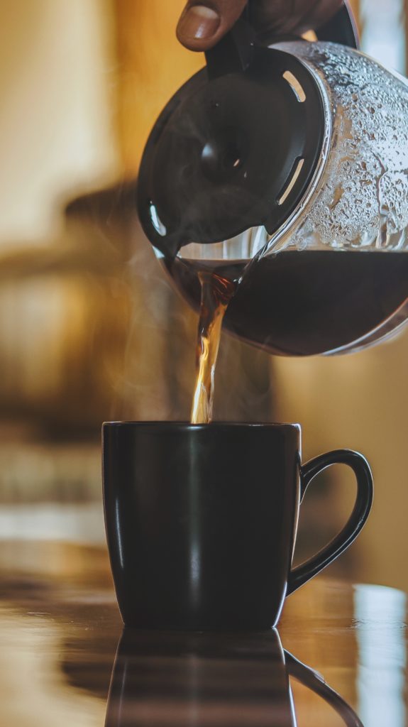 Servir une tasse de café filtre