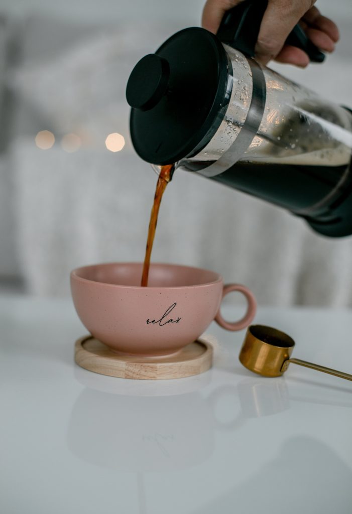 Café préparé dans une cafetière à piston