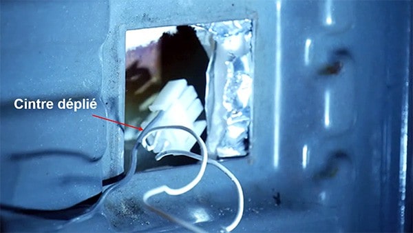 Utiliser un cintre pour passer le connecteur