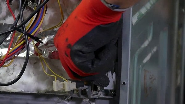 Récupérer la connectique de la lampe à l'arrière du four