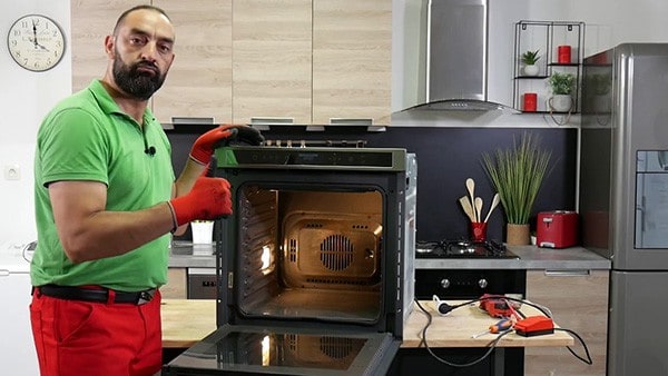 Test réussi : la lumière du four refonctionne !