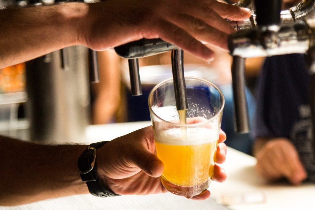 Servir une bière à l'aide d'une tireuse à bière professionnelle