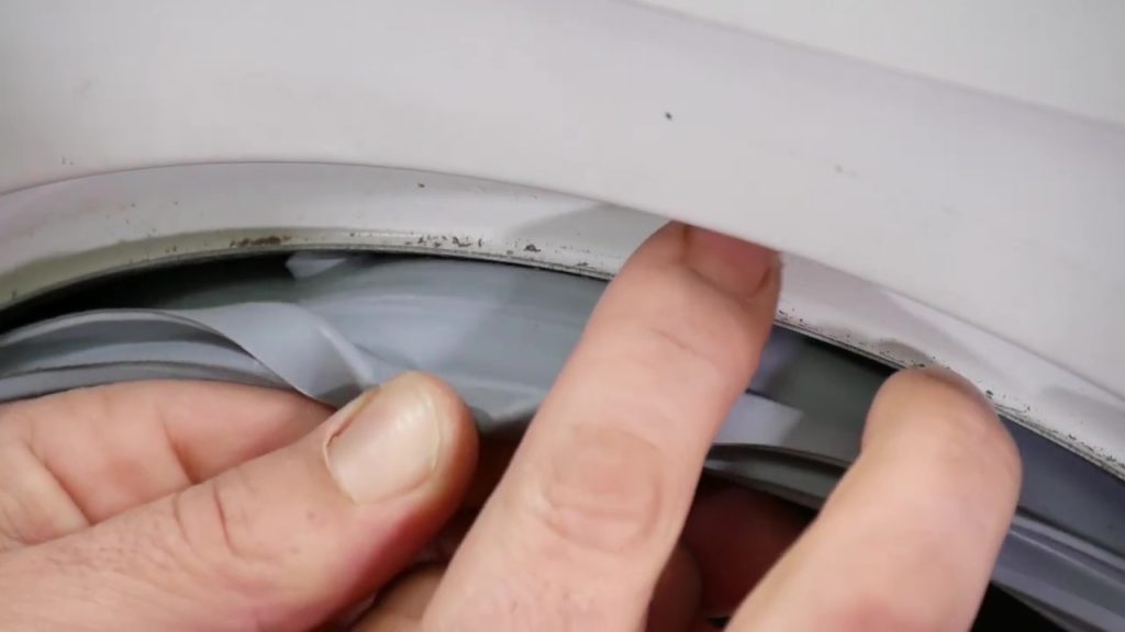 trouver le creux du joint de hublot afin de le remettre à sa place