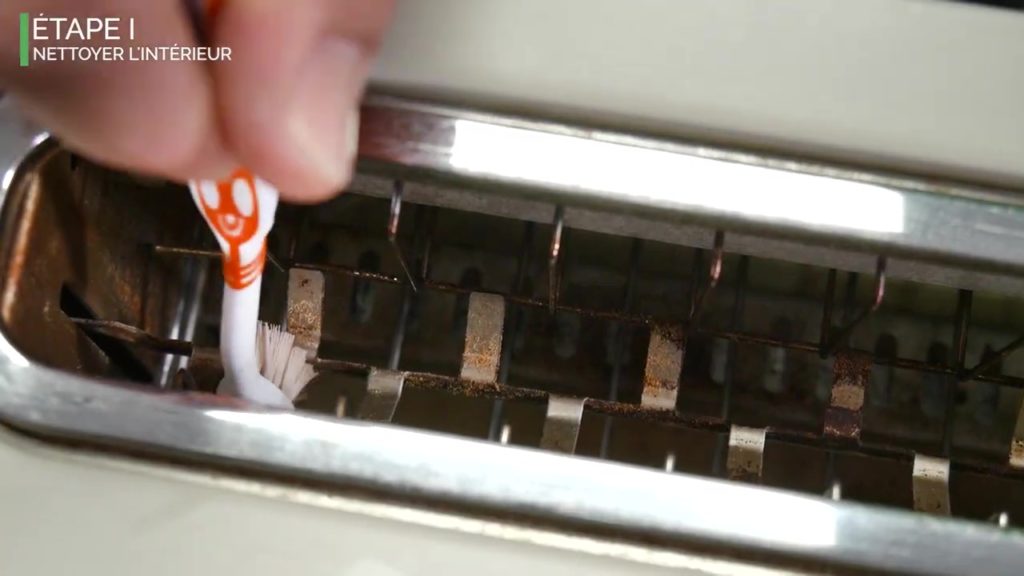 nettoyer l'intérieur à l'aide d'une brosse à dents