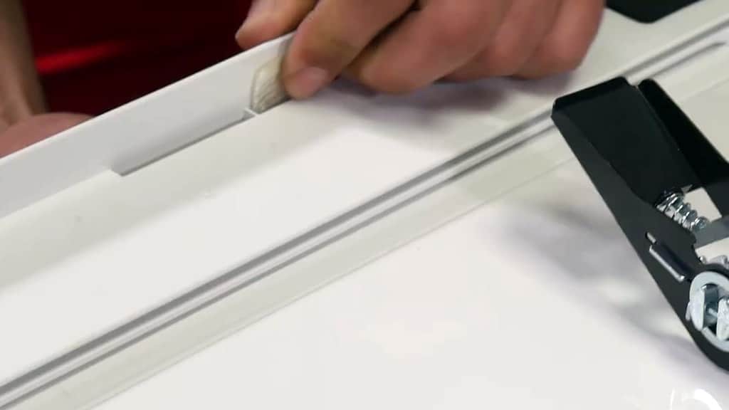Passer la sangle dans l'orifice opposé