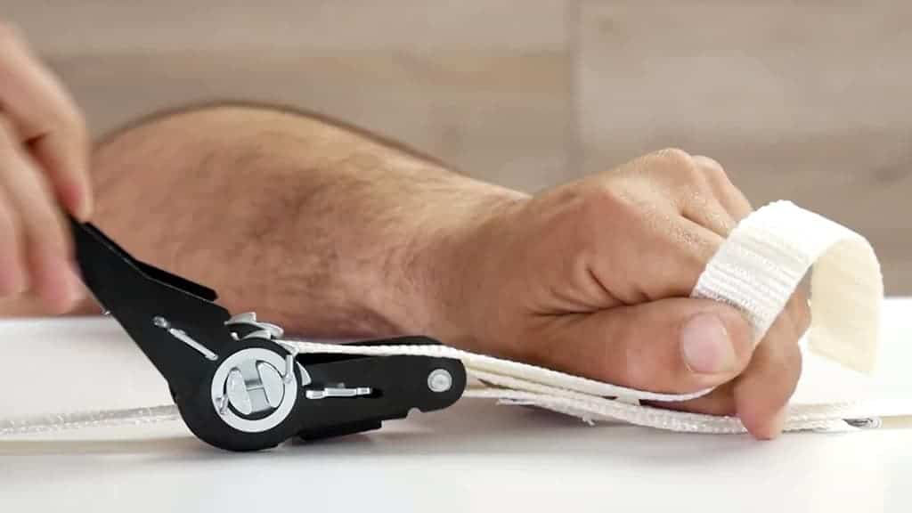 Serrer la sangle autour des 2 machines