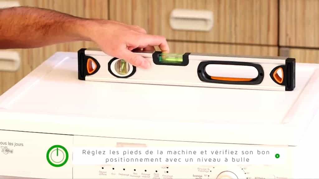Vérifier la stabilité du lave-linge à l'aide d'un niveau