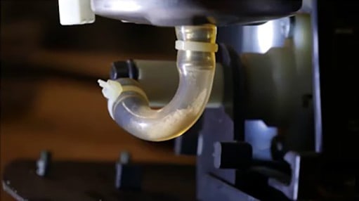 Bouchon de calcaire dans tuyau d'une machine à expresso