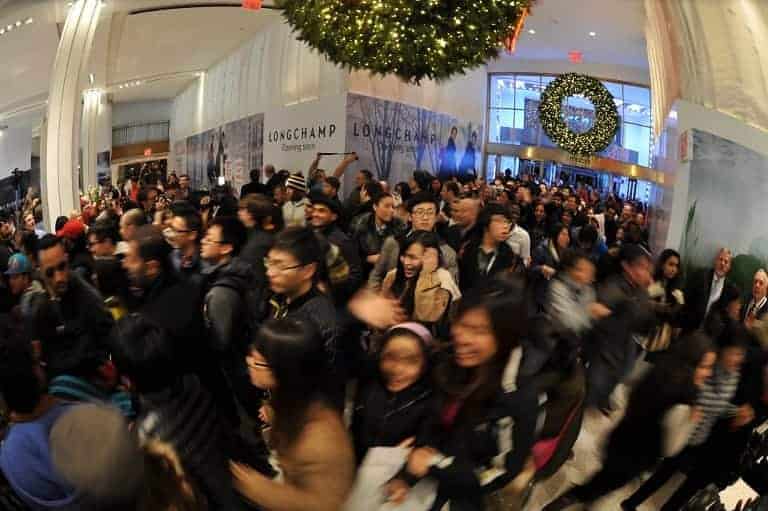 Ruée dans les magasins à NYC pour le Black Friday en 2012 (source : AFP PHOTO/Stan HONDA)