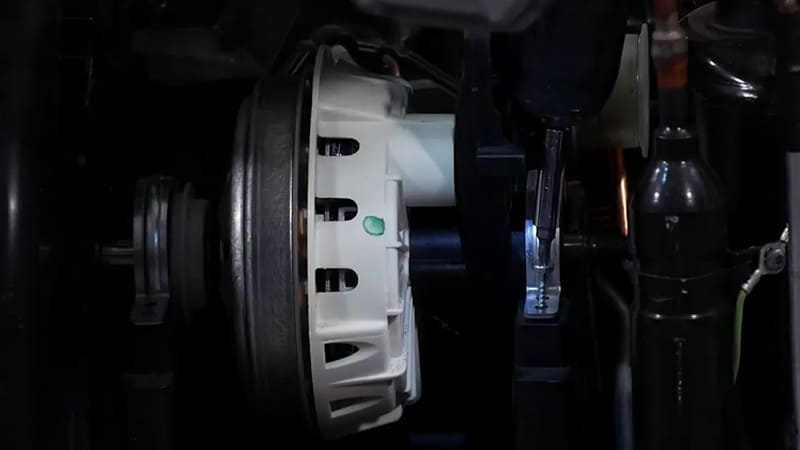 Retirer les 2 vis maintenant le moteur