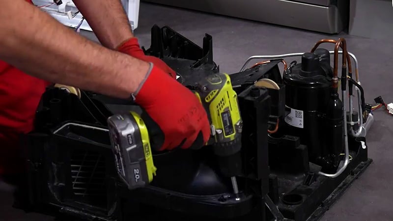 Retirer les vis maintenant le cache du circuit frigorigène