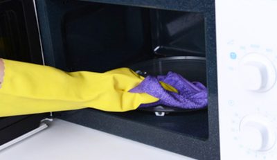 Comment Nettoyer Un Four à Micro-ondes Avec Du Vinaigre Et De La Vapeur