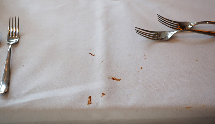 tache-chocolat-nappe-blanche