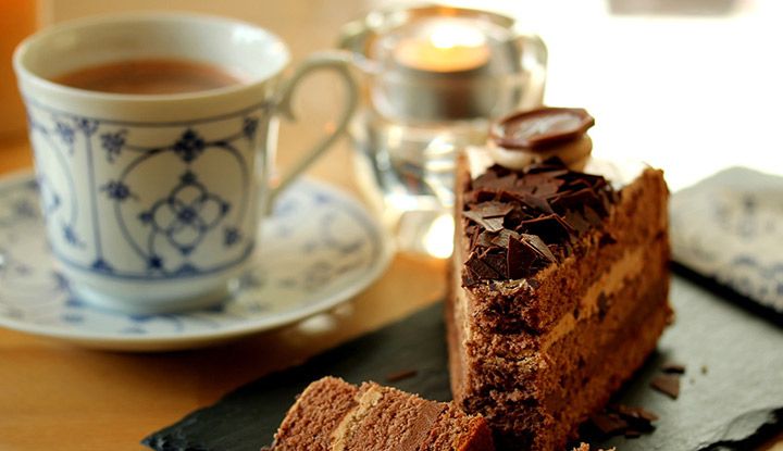 Tasse Kaffee mit Kuchen