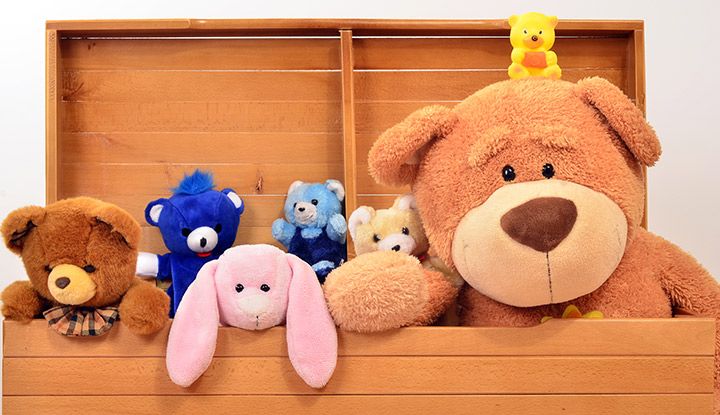 Peluches dans un coffre à jouets