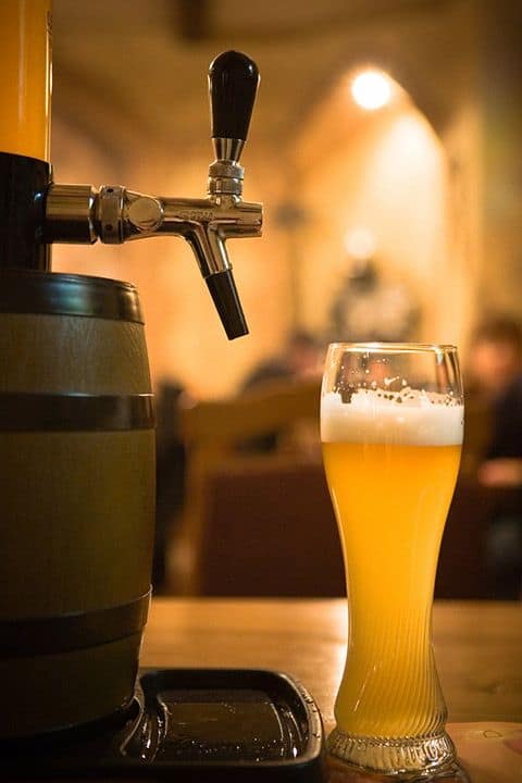 Bière pression servie à l'aide d'une tireuse à bière