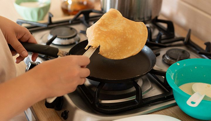 Cuire les crêpes dans une poêle