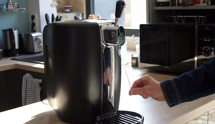 Utiliser un goupillon pour nettoyer les tuyaux de la pompe à bière