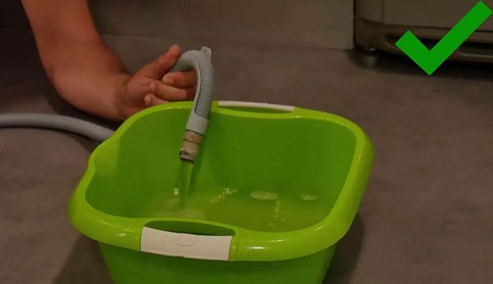 Faites couler l'eau dans la bassine