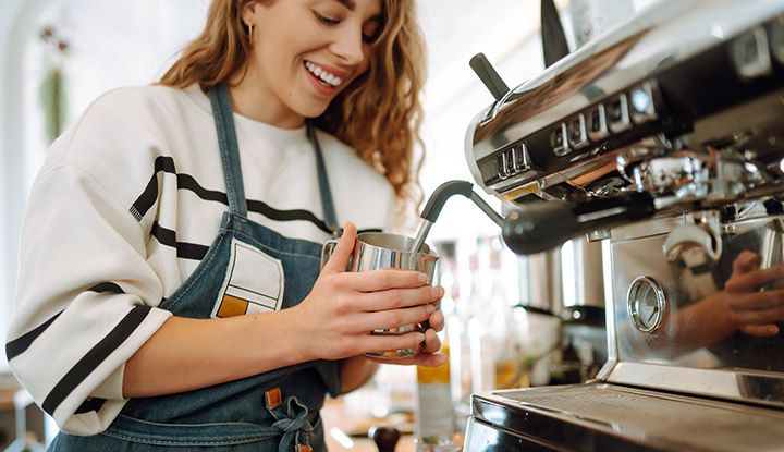 Femme barista