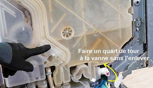 Faire un quart de tour à la vanne pour évacuer l'eau dans l'adoucisseur