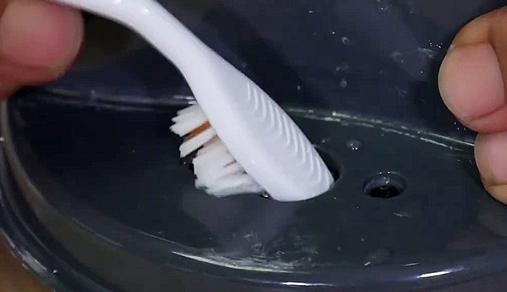 Nettoyer le filtre du réservoir avec une brosse à dents