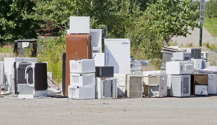 Appareils électroménagers dans une déchetterie