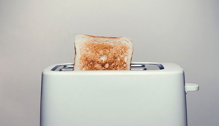 Toast grillé dans un grille-pain