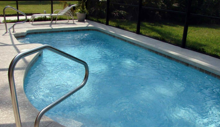 Nettoyer les rebords et margelle de la piscine