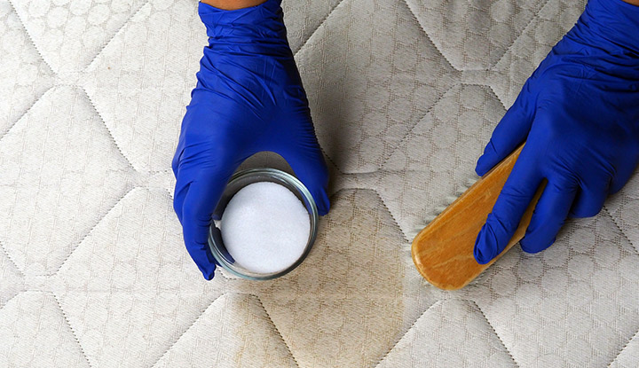 Nettoyage d'une tache sur un matelas