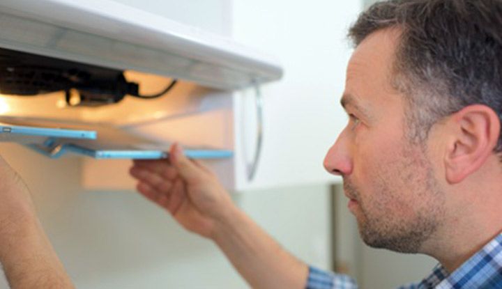 Remettre les filtres à graisse de la hotte de cuisine