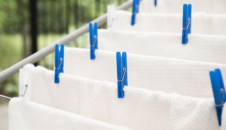 etendre-vetements-avec-pinces-a-linge Étendre les vêtements avec des pinces à linge