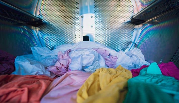 machine-de-vetement-espace Ne pas remplir trop la machine pour froisser les vêtements