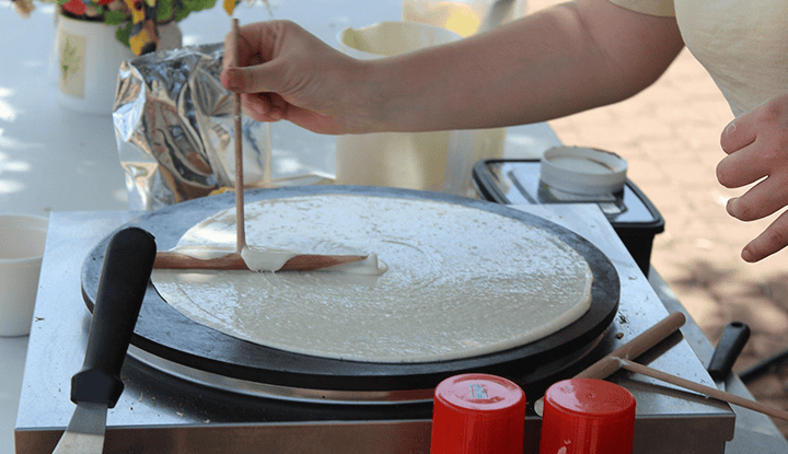 crepiere-repartiteur Etaler la pâte à crêpe sur la crêpière électrique