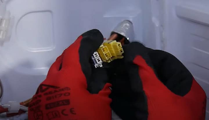 Déconnectez le fusible thermique
