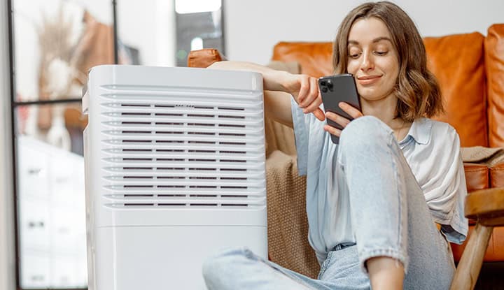 femme-climatiseur-mobile Femme avec son climatiseur mobile